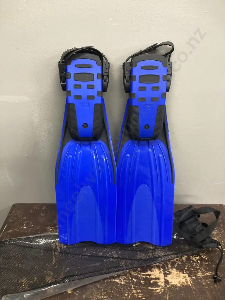 Pair of L-XL Fins Image 1++